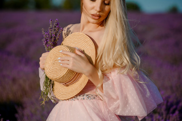 薰衣草田里的年轻女子图片下载