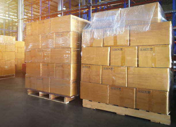 仓库内包装塑料的包装盒堆叠在托盘上。供应链。仓库分布。货物、运输、物资、仓库、物流。图片下载