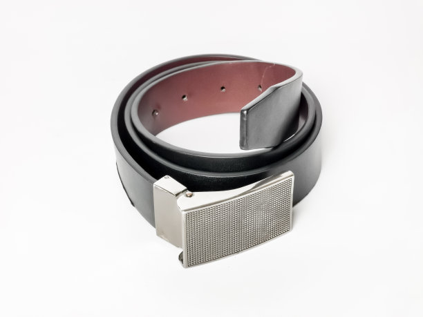 白色背景上黑色皮带的照片。图片下载