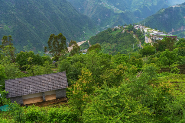 中国西藏自治区高原山区美丽的风景和古老的村庄图片下载