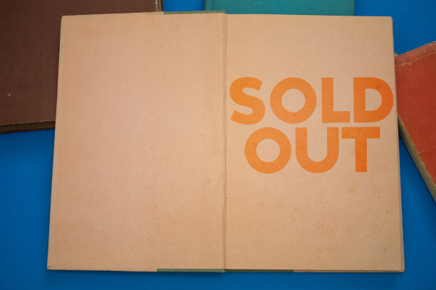 售罄字在打开的书与复古，自然的模式旧古董纸设计。图片下载