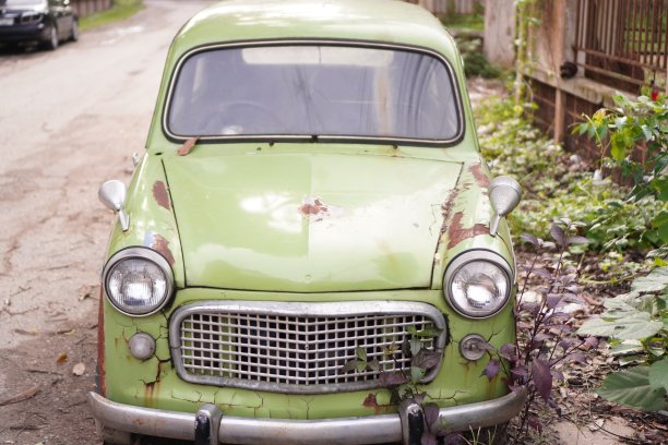 古董:这张照片显示了一辆被遗弃的旧古董车的残骸，特写。图片下载