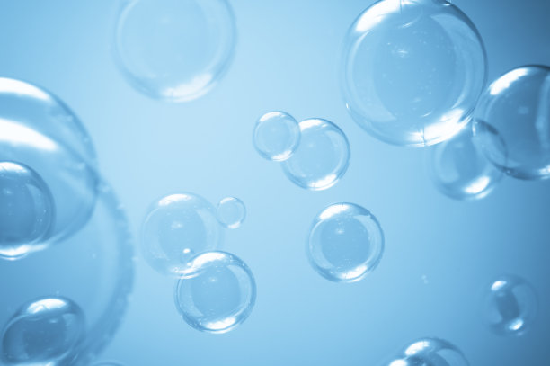 抽象美丽透明的蓝色肥皂泡背景。肥皂南德泡沫水。图片下载