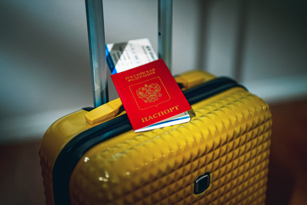 旅行箱上有俄罗斯联邦护照。图片下载