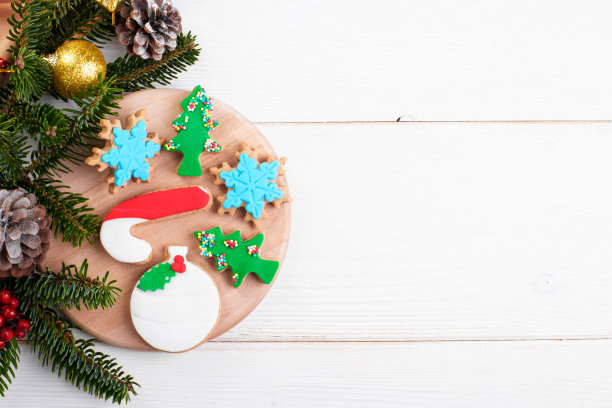 圣诞节背景与饼干，礼物，杉树树枝，圆锥，平坦的铺设和复制空间，在白色的木制背景图片下载
