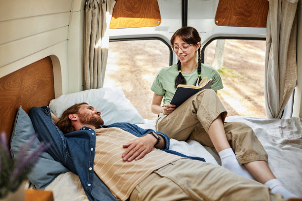 一对夫妻一起休息看书图片下载