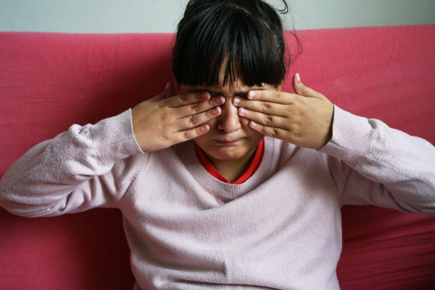 眼睛痛的女孩图片下载