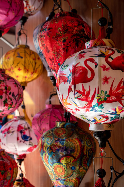 墙上挂满了纸灯笼。图片下载