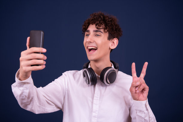 快乐的帅哥被拍到。图片下载