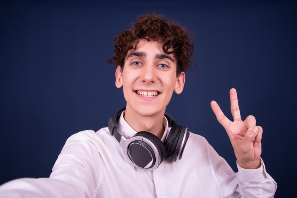 快乐的帅哥被拍到。图片下载