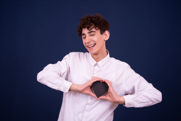 情人节。年轻快乐的家伙。图片下载