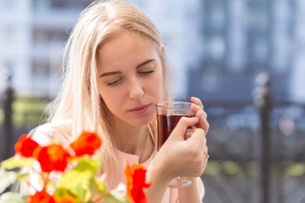 悲伤的金发女人图片下载