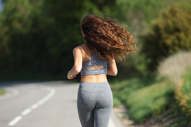 一个女人在路上奔跑的背影图片下载
