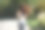 一个女人在路上奔跑的背影图片下载