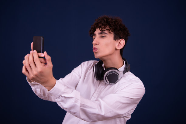 快乐的帅哥被拍到。图片下载