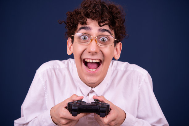 有趣的年轻人在玩电子游戏。图片下载