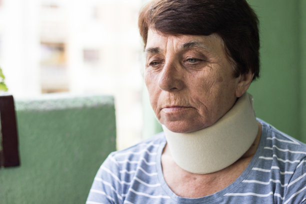 戴颈托的老年人图片下载