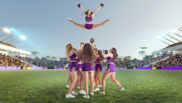 一群在体育场活动的拉拉队员图片下载