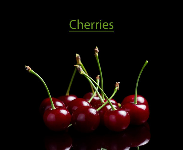 红色樱桃浆果在黑色背景与镜子。三个樱桃图片下载