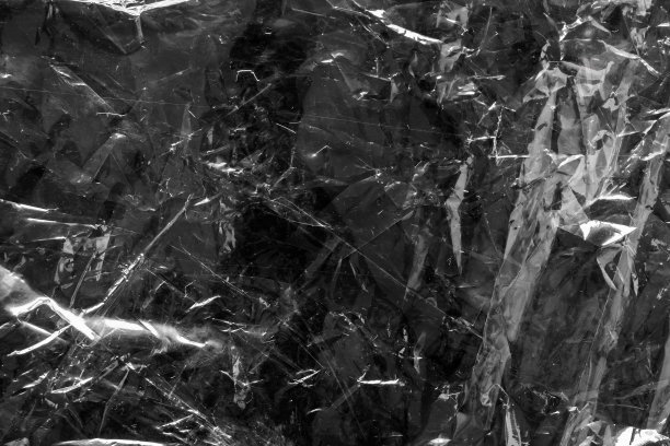 透明塑料袋薄膜覆盖纹理在黑色背景图片下载