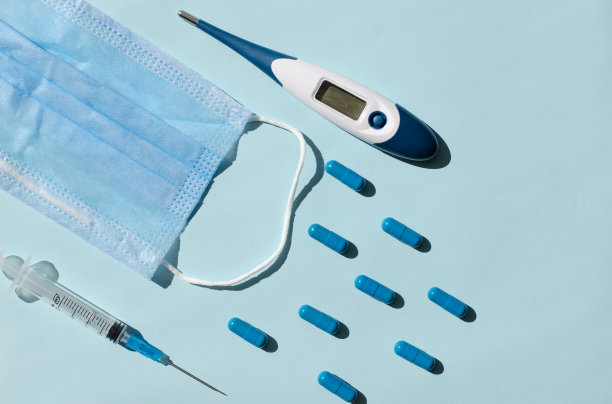 胶囊和药片放在桌子上。医疗设备。病人正在服用维生素。温度计。医学的面具。抗生素。注射用药物。注射药物。医药产品。图片下载