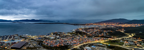 阿根廷火地岛乌斯怀亚的夜景全景图片下载