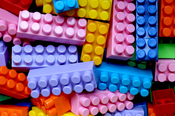 儿童塑料设计师的细节。背景蓝色，绿色，红色，橙色，黄色，粉色构造器细节图片下载