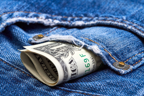 把一美元钞票卷在牛仔裤口袋里图片下载