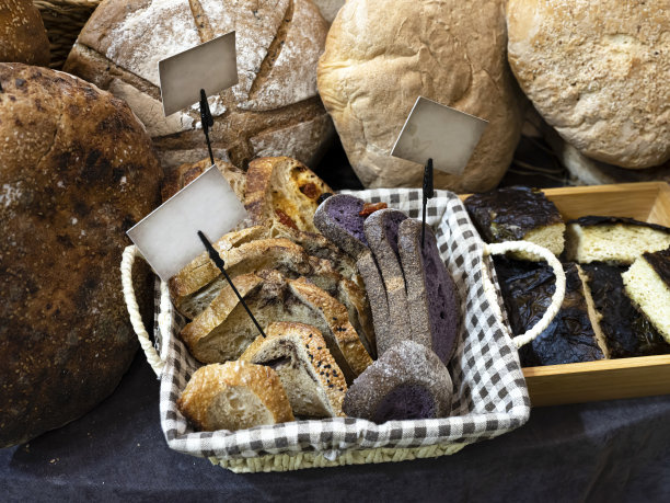 柜台上有不同的面包图片下载