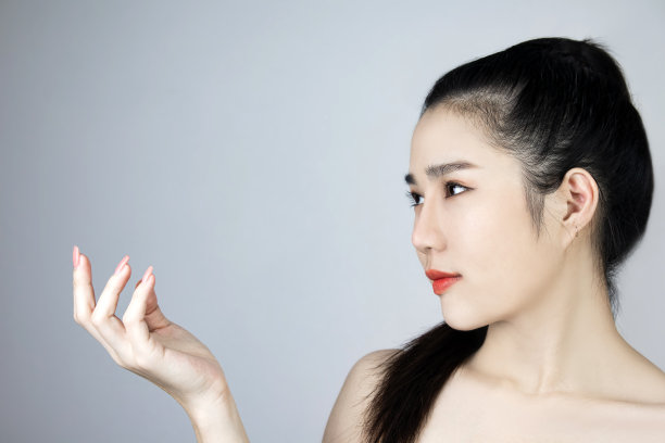 肖像的亚洲妇女与美丽的脸和新鲜的皮肤。图片下载