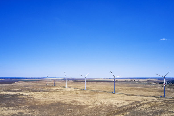 草原上的风力发电厂映衬着一架无人机拍摄的蓝天图片下载