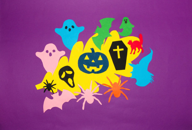 秋季万圣节的创意背景，橡树叶与幽灵，蜘蛛，女巫..平铺，纸制工艺图片下载