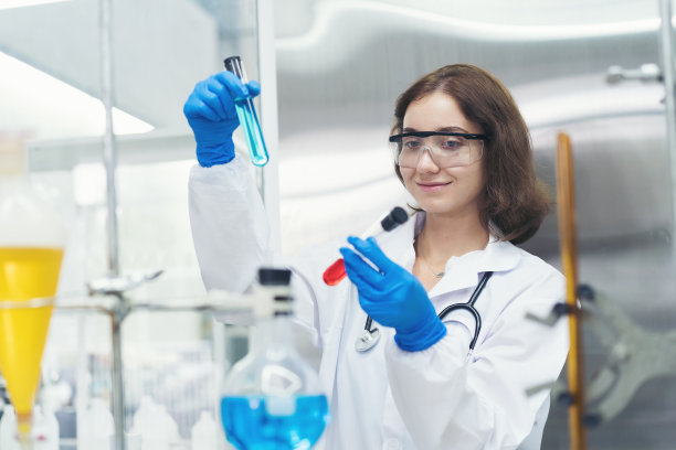 在实验室使用科学设备工作的医学科学家。女科学家在实验室办公室用玻璃器皿管进行液体分析图片下载