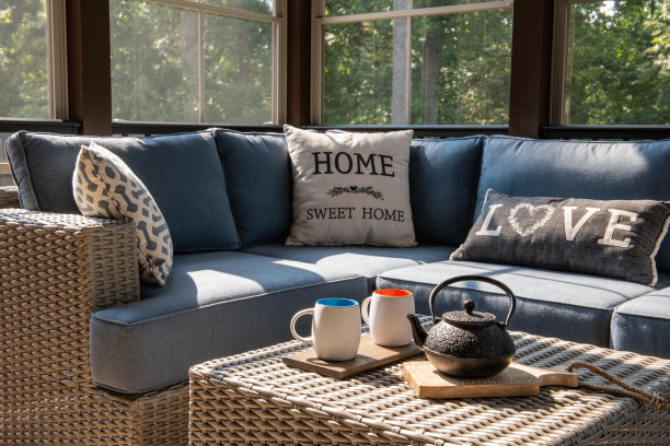 阳光明媚的夏日的门廊角落图片下载