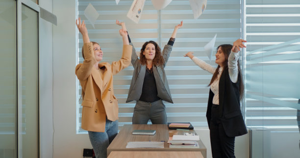 三个女商人庆祝公司的成功。图片下载