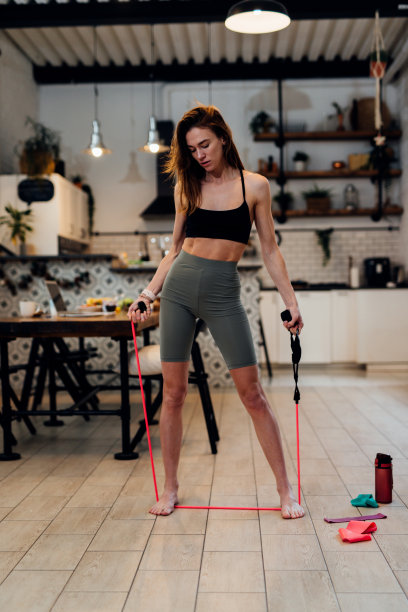年轻女子在家里和抵抗乐队一起锻炼图片下载