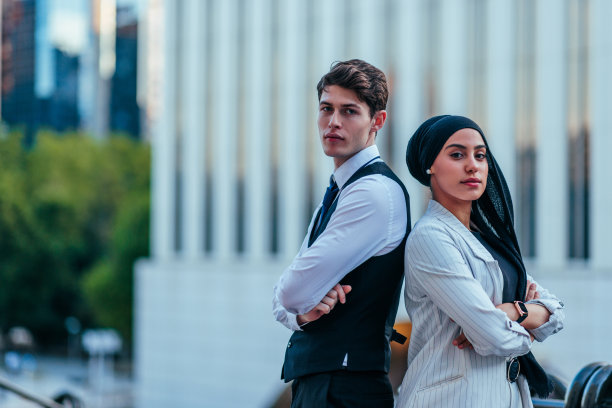 商业伙伴在市区背靠背合影图片下载