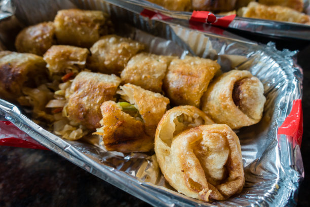 在网上订购炸春卷或铝制点心。印度乌。图片下载