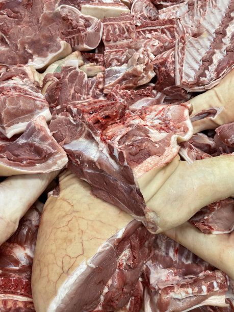 生肉块背景，市场上的批发肉制品，纹理。竖版照片图片下载