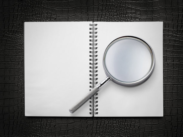 用翻页和放大镜打开书的特写。精装书。学习和研究理念图片下载