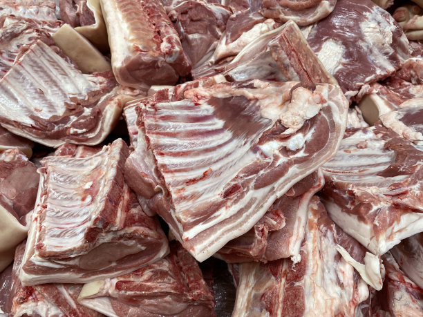 猪肉。出售的新鲜动物肉。商店里的大块肉。纹理图片下载