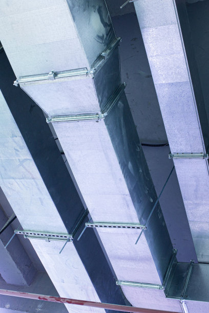 建筑物的空调。通风管道的背景。工程网络铺设。工业背景图片下载