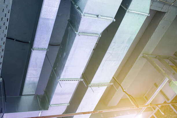 建筑物的空调。通风管道的背景。工程网络铺设。工业背景图片下载