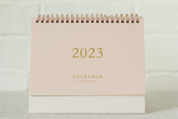 2023年新年的桌面日历放在桌子上。图片下载