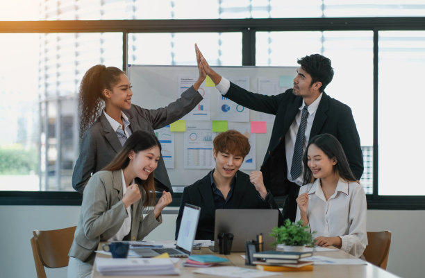 年轻的亚洲商业团队，富有创造力的商业人士，在职同事，成功的快乐伙伴关系，团队合作，庆祝成就和亚洲成功的概念。图片下载