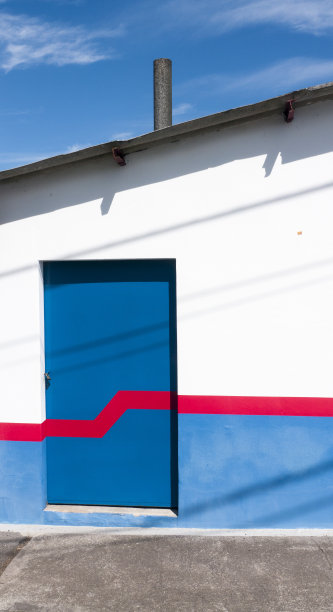 白色仓库的蓝门上有红线图片下载