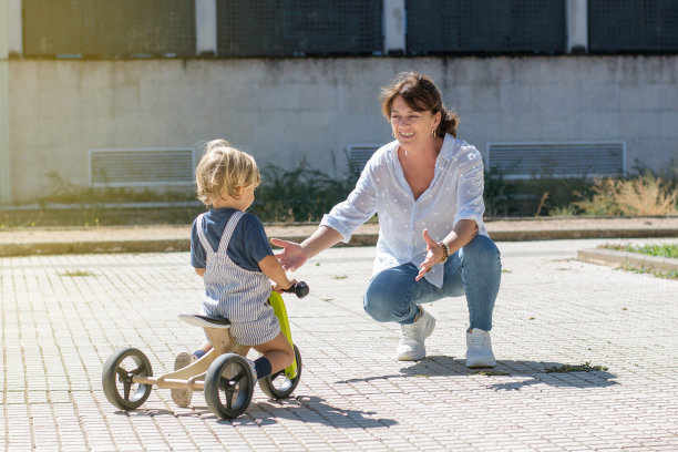 快乐的老妇人和她的孙子一起享受。图片下载