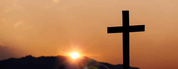 十字架的剪影在山在日落背景。耶稣受难、宗教与基督教概念。单个文本的复制空间。图片下载