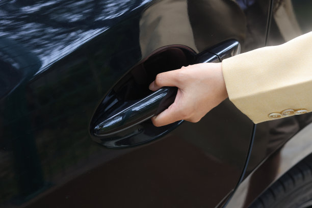 一个女性的手打开车门的特写图片下载