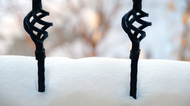 积雪覆盖的阳台特写图片下载